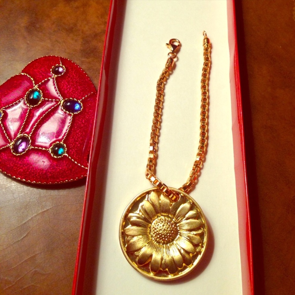 Escada bracelet with daisy charm